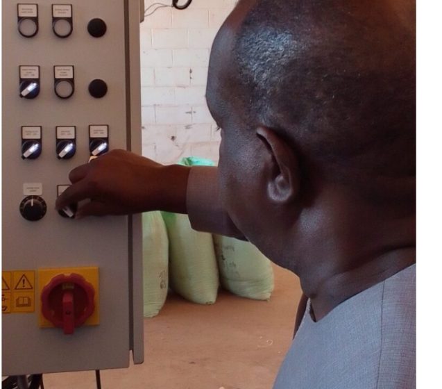  SOFITEX Pour l’accroissement de la production cotonnière, la Société Burkinabè des Fibres Textiles (SOFITEX) a acquis des machines pour le traitement de la semence vêtue de coton Machine